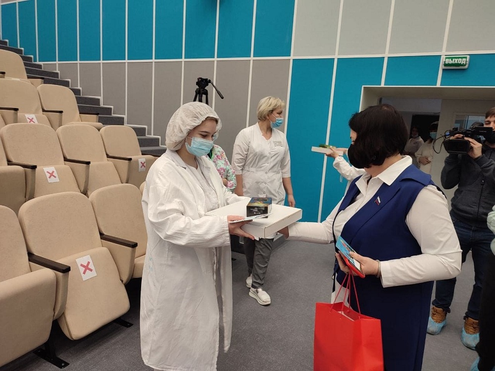 Ольга Чистякова поздравила медиков, которым предстоит дежурить в Новогоднюю ночь