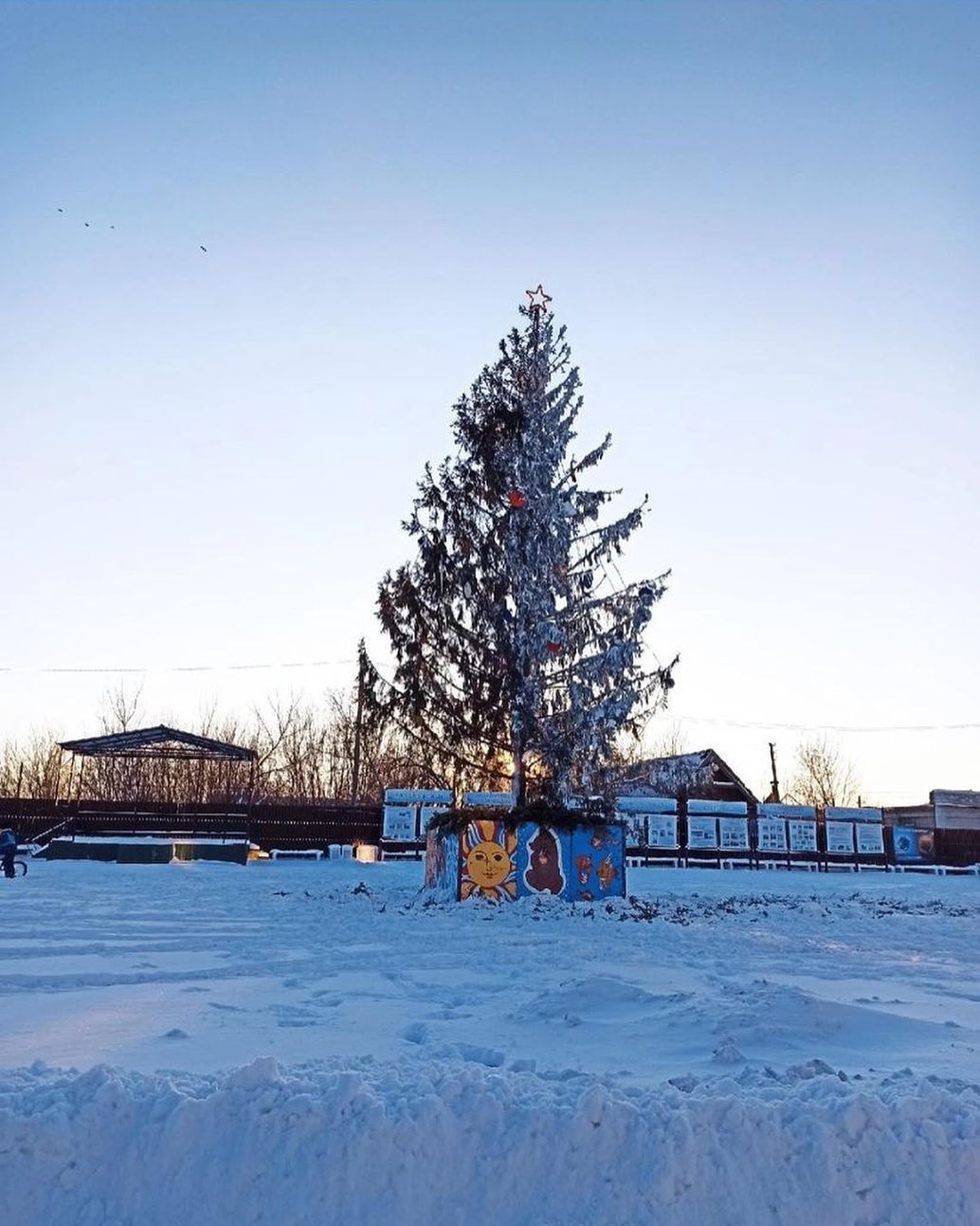 "Уроните обратно": в Пачелме установили навевающую тоску и депрессию елку