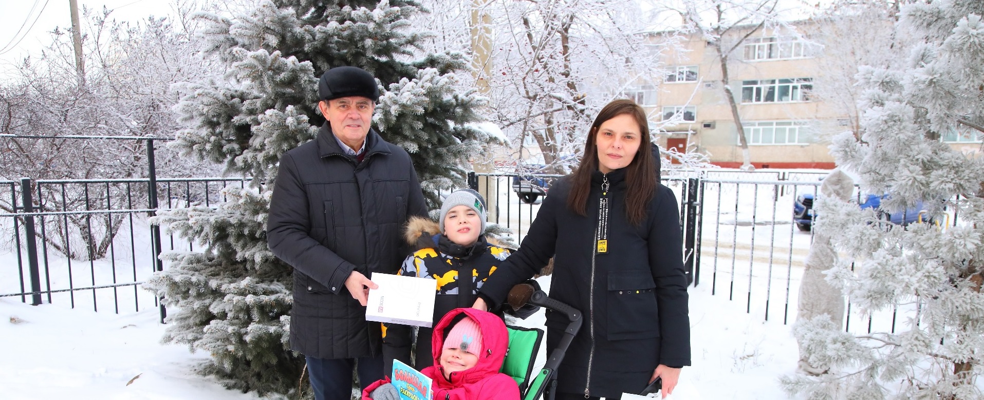 Валерий Лидин вручил подарки близнецам с особенностями развития