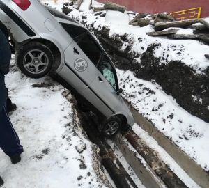 В Пензе на улице Минской легковушка свалилась в траншею