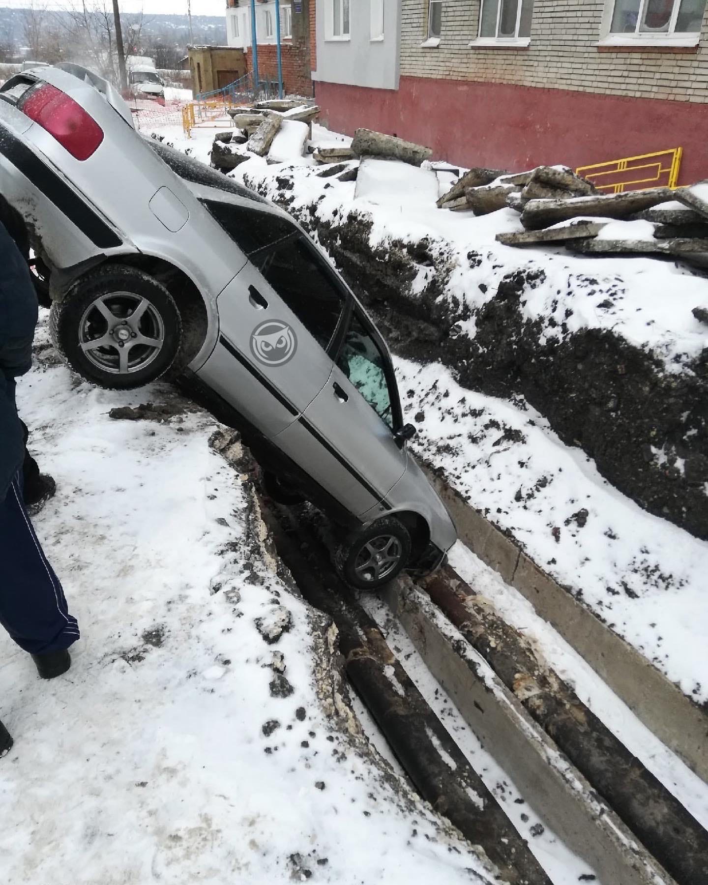 В Пензе на улице Минской легковушка свалилась в траншею