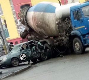 В Пензе бетономешалка расплющила легковушку при столкновении. Фото