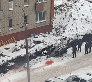 Ресурсники прокомментировали падение машины в траншею на Минской