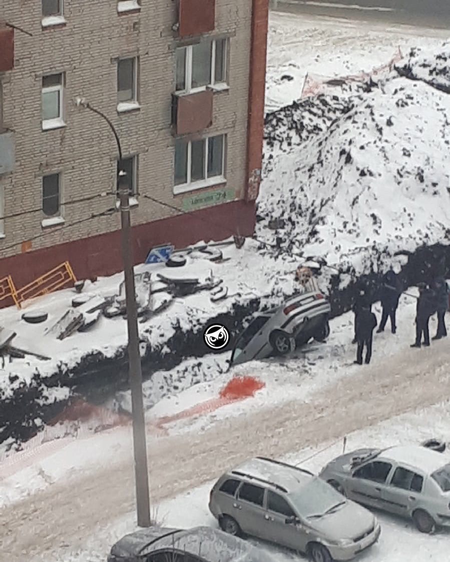 Ресурсники прокомментировали падение машины в траншею на Минской