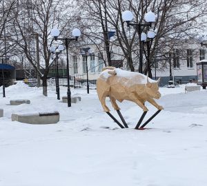 Жители Кузнецка негативно оценили скульптуру быка «на палках»