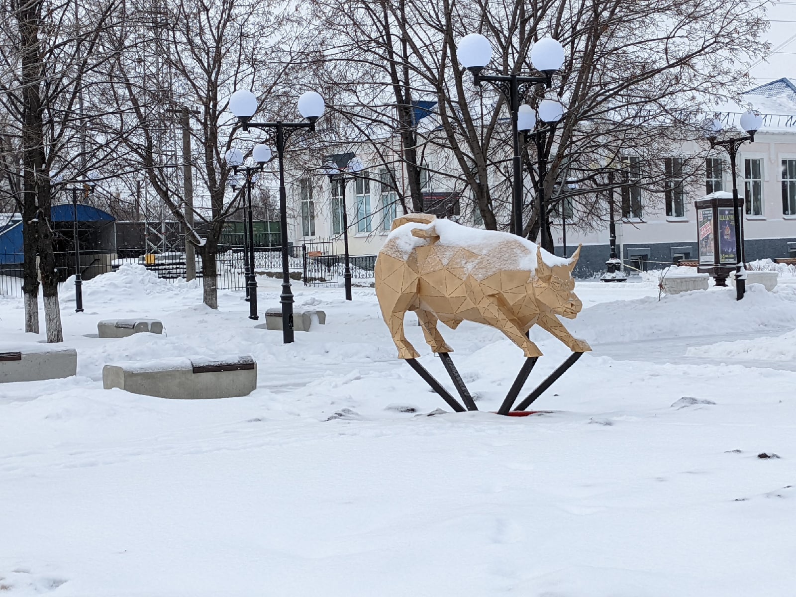 Жители Кузнецка негативно оценили скульптуру быка «на палках»