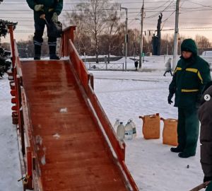 В Пензе начали заливать зимние горки