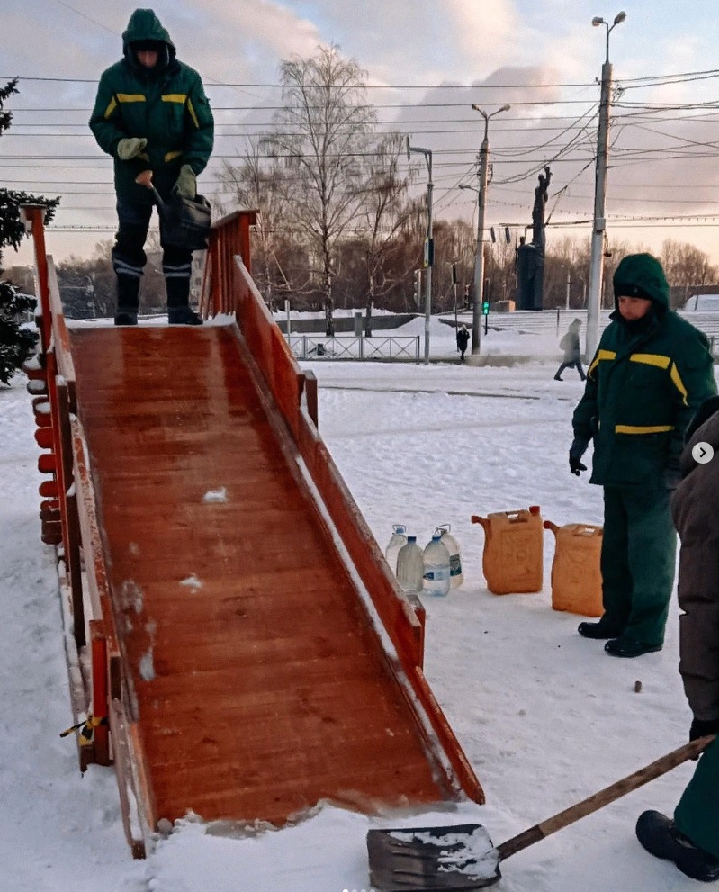 В Пензе начали заливать зимние горки