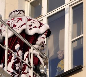 В Пензе Дед Мороз навестит маленьких пациентов при помощи подъемника