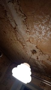 Пензенец пожаловался на управляющую компанию, продырявившую ему крышу