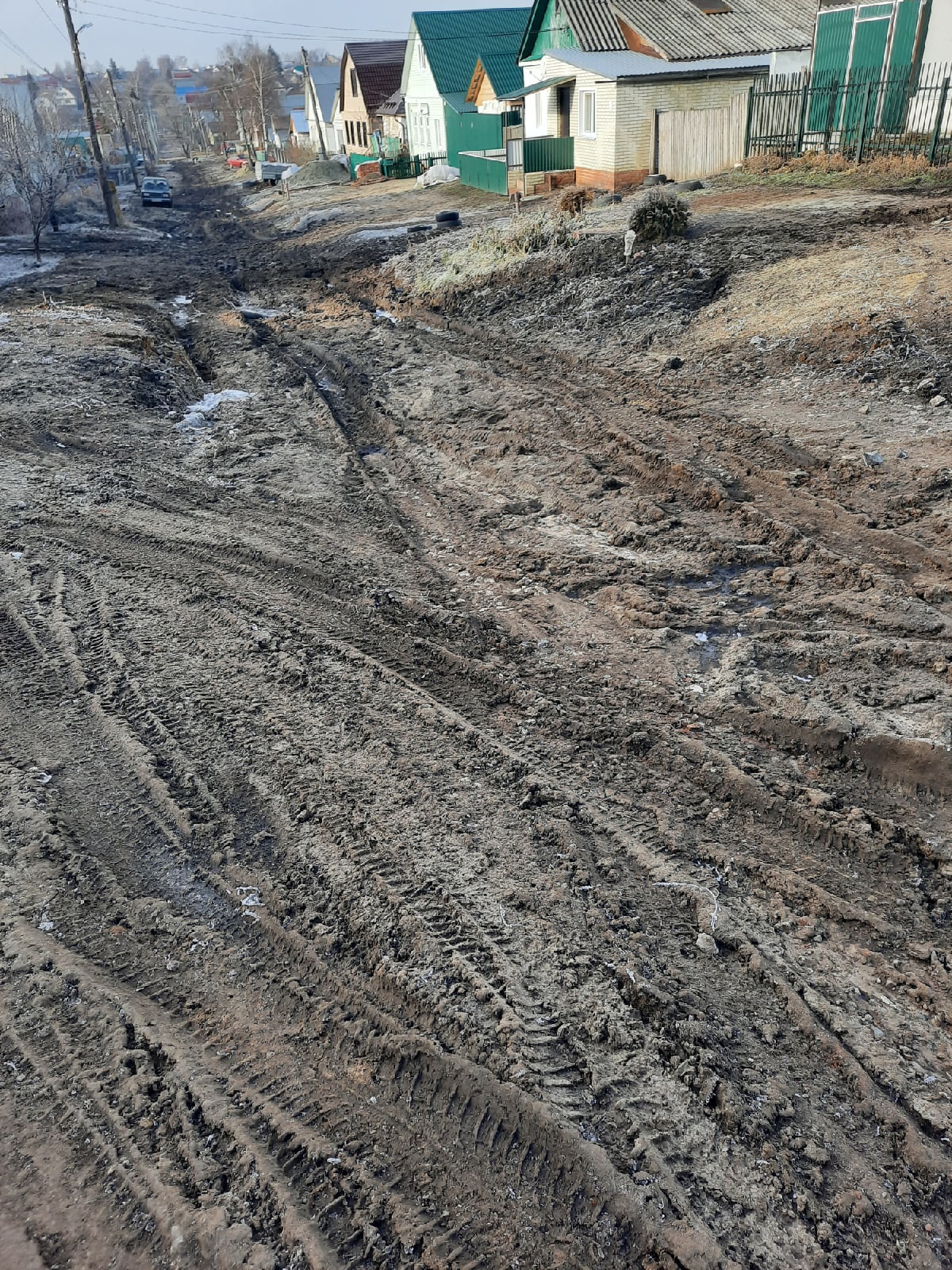 В Нижнем Ломове в грязи утонула машина