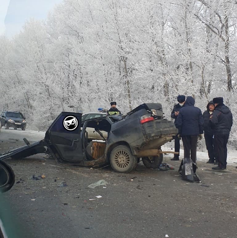 В Пензенской области на трассе М-5 расплющило легковушку