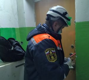 Пензенские спасатели вызволили запертую в квартире женщину