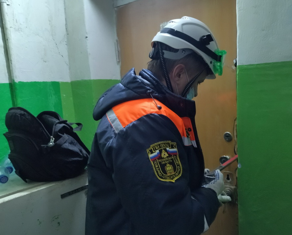 Пензенские спасатели вызволили запертую в квартире женщину