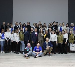 Иван Краснов вручил подарки представителям молодежных волонтерских организаций