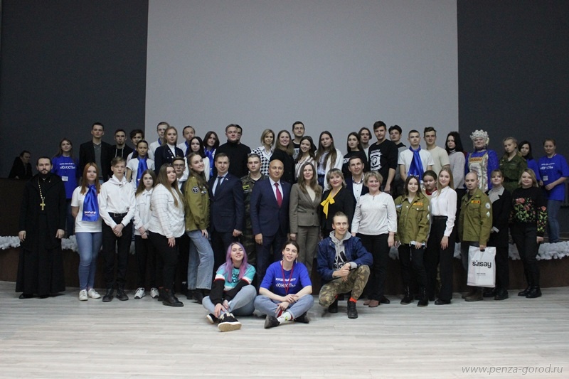 Иван Краснов вручил подарки представителям молодежных волонтерских организаций