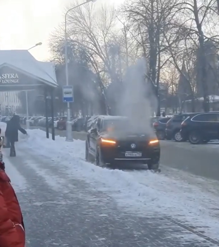 В Пензе 7 пожарных выезжали тушить вспыхнувшую на улице Славы иномарку