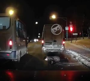 В Пензе спешащая на маршрутку женщина упала под колеса авто