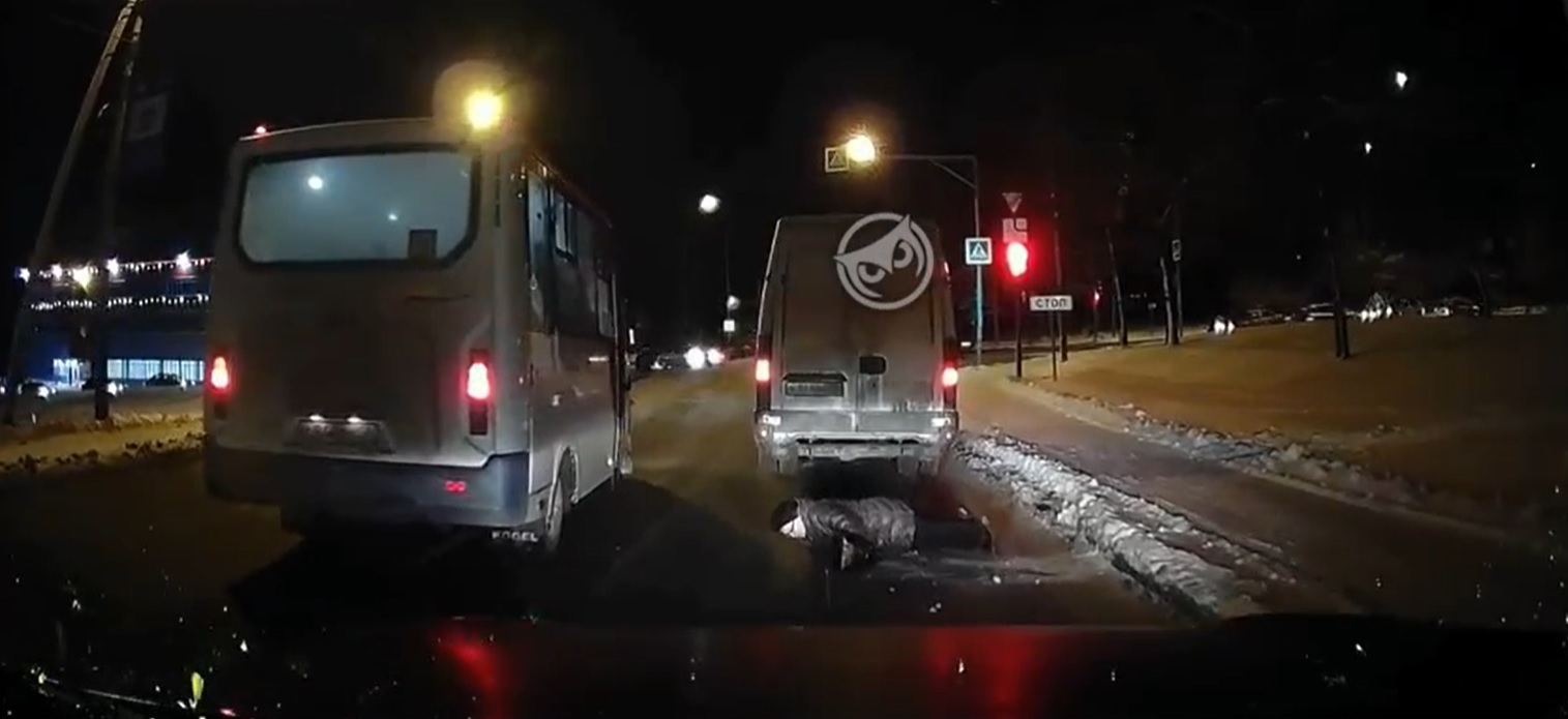 В Пензе спешащая на маршрутку женщина упала под колеса авто