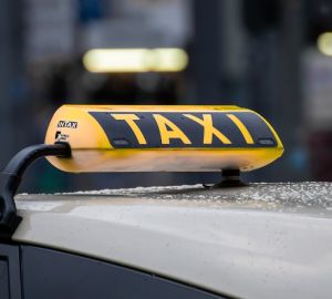 В Пензе не оплатившие проезд пассажиры попытались сбежать от таксиста на другом авто