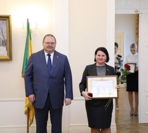 Олег Мельниченко вручил Почетную грамоту Ольге Чистяковой