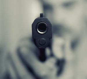 Трое мужчин расстреляли посетителя торгового центра и скрылись на машине