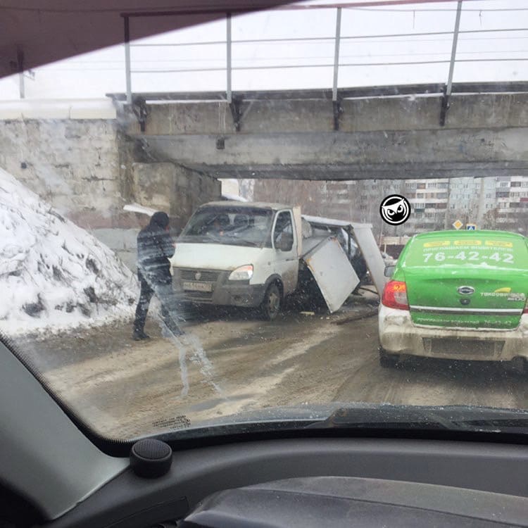 В Пензе очередная «ГАЗель» развалилась под мостом «Винни-пуха»