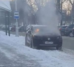 В самом центре Пензы загорелся автомобиль