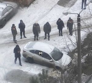 В Пензе под припаркованным авто разверзся асфальт