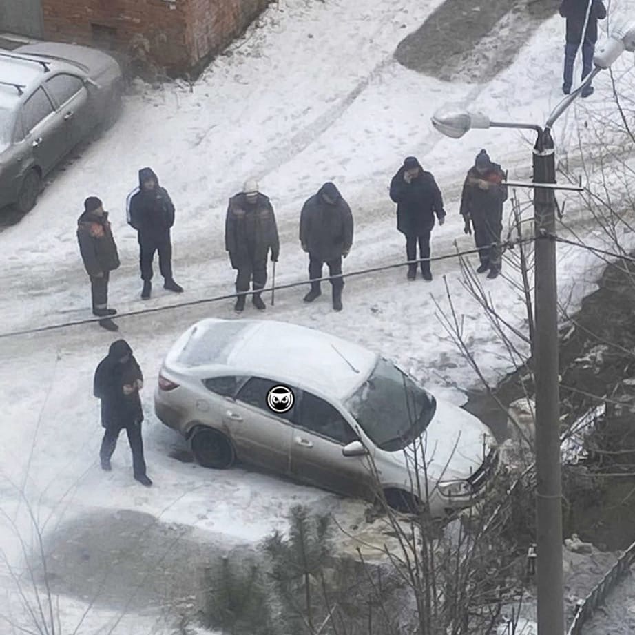 В Пензе под припаркованным авто разверзся асфальт
