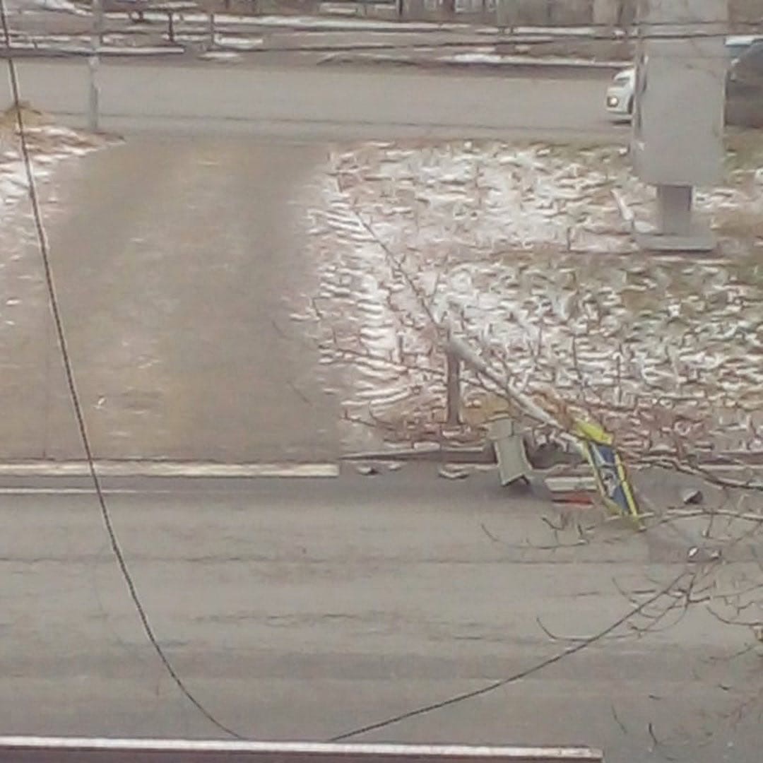 В Пензе возле "Самолета" опасно провисли провода