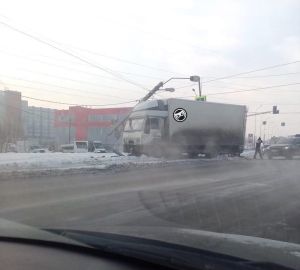 В Пензе большегруз врезался в столб