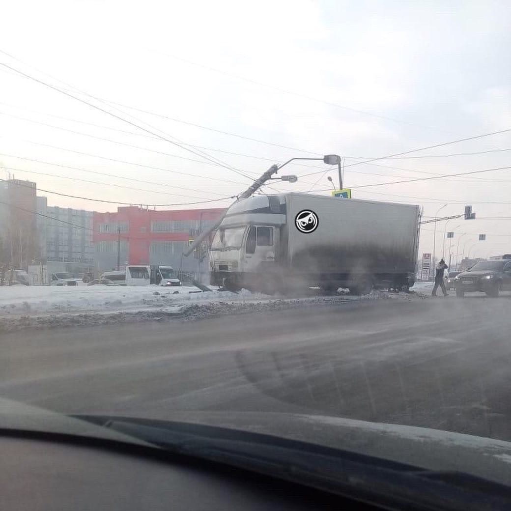 В Пензе большегруз врезался в столб