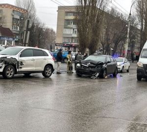 На улице Лунчарского в ДТП столкнулись три машины
