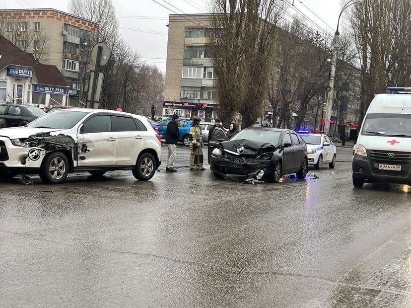 На улице Лунчарского в ДТП столкнулись три машины