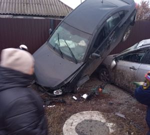 В Пензенском районе в ДТП перевернулась легковушка. Фото