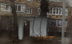 В Кузнецке сдуло ветром еще один остановочный павильон