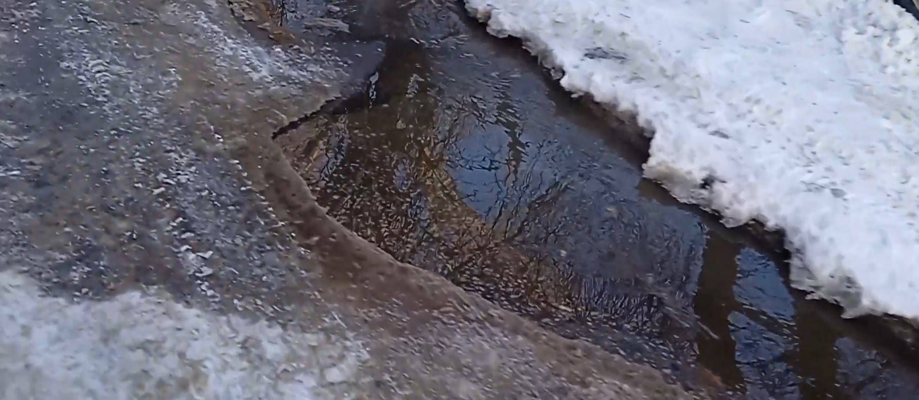 В Пензе на проспекте Победы из-под земли потекла вода