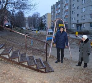 Иван Краснов проверил качество лестниц, установленных в его округе