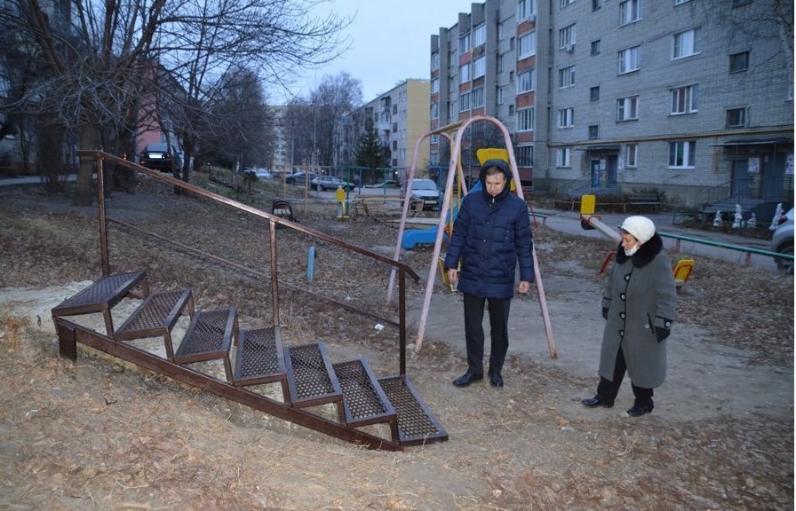 Иван Краснов проверил качество лестниц, установленных в его округе