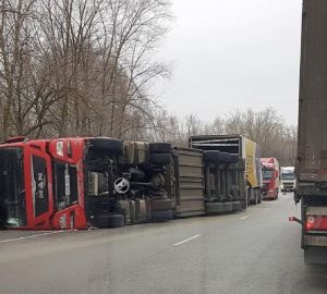 На трассе M5 перевернулась фура