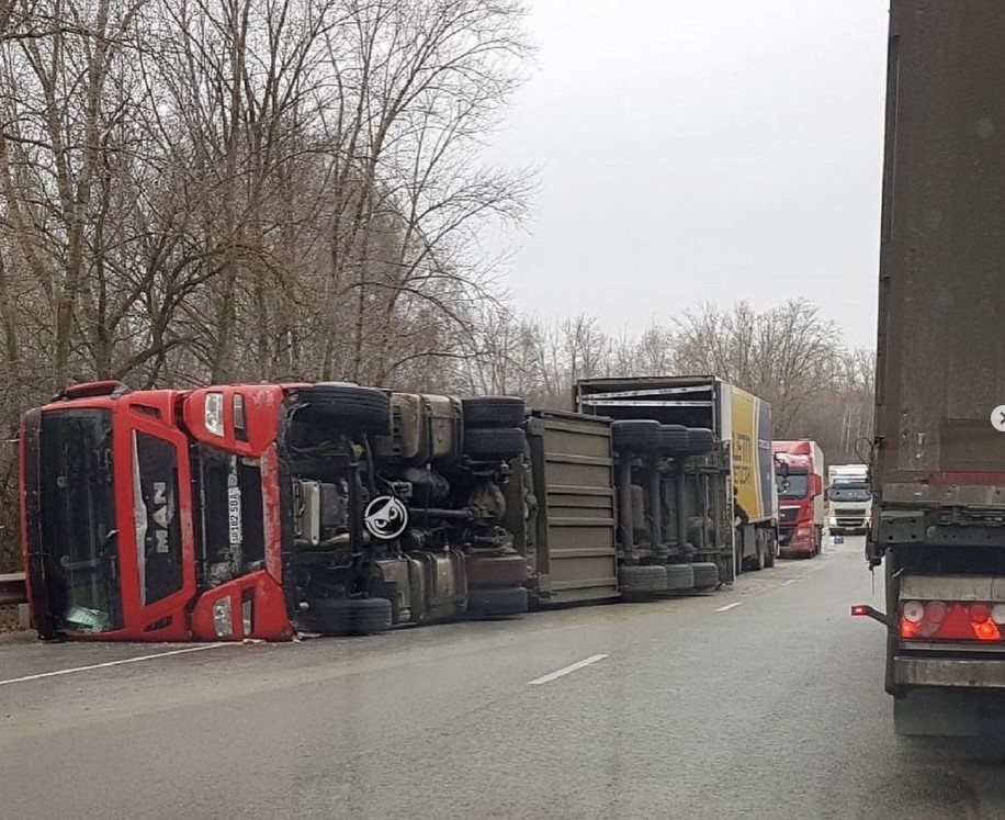 На трассе M5 перевернулась фура