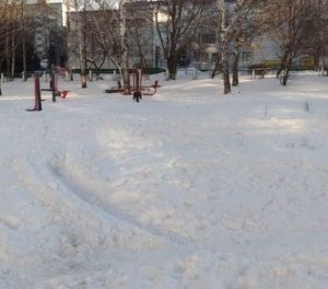 Пензенские автомобилисты объезжают разбитую дорогу на Ладожской через детскую площадку