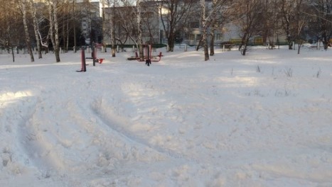 Пензенские автомобилисты объезжают разбитую дорогу на Ладожской через детскую площадку