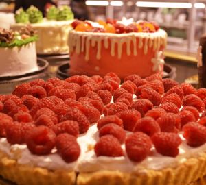 Сеть магазинов «Караван» приглашает за новогодними десертами