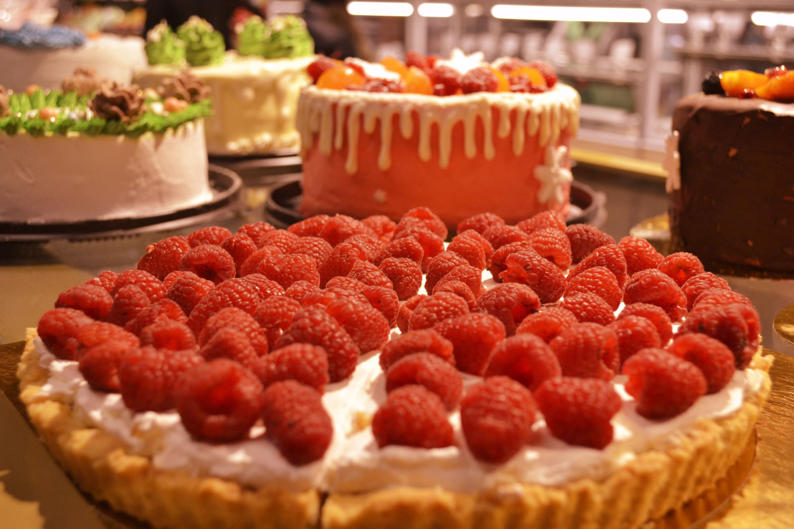 Сеть магазинов «Караван» приглашает за новогодними десертами