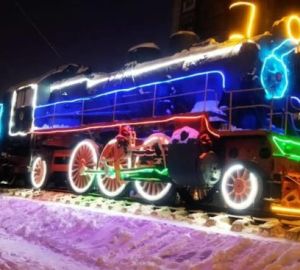 Паровоз у вокзала украсили к Новому году