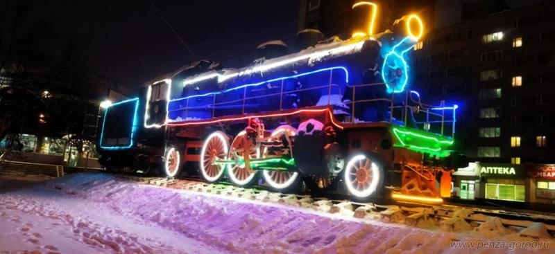 Паровоз у вокзала украсили к Новому году