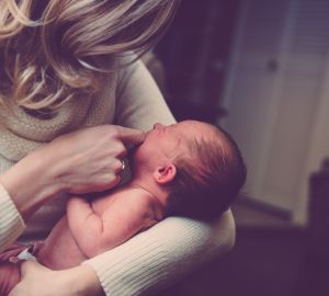 В Минздраве рассказали, когда начнется вакцинация кормящих мам