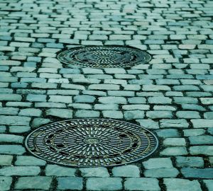 В Пензе задержали похитителей крышек с канализационных люков